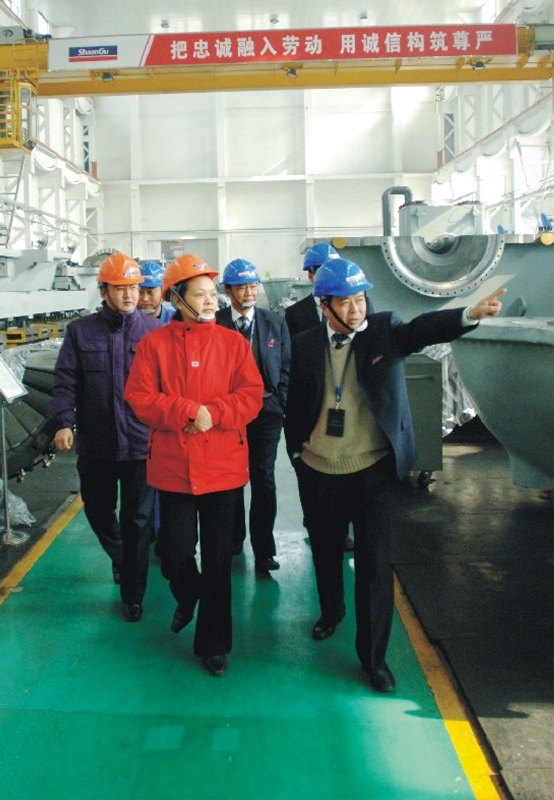 2007年国家发改委工业司副司长黄鹂来永利集团视察