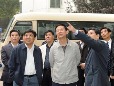 2011年集团公司董事长印建安陪同市委常委、市政法委书记丁健到永利集团社区视察各项事情